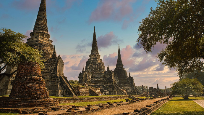 Temple en Thaïlande avec ciel nuageux