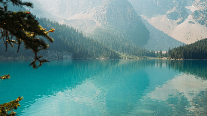 paysage du Canada. Un lac en flan de montagne avec des forêts autour du lac
